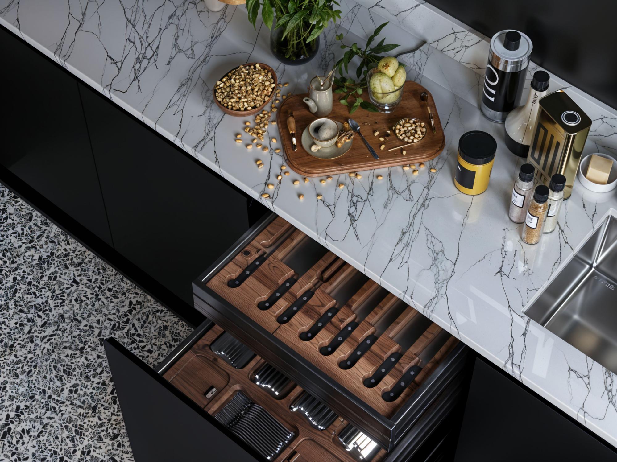 Cucina professionale con piano di lavoro in marmo