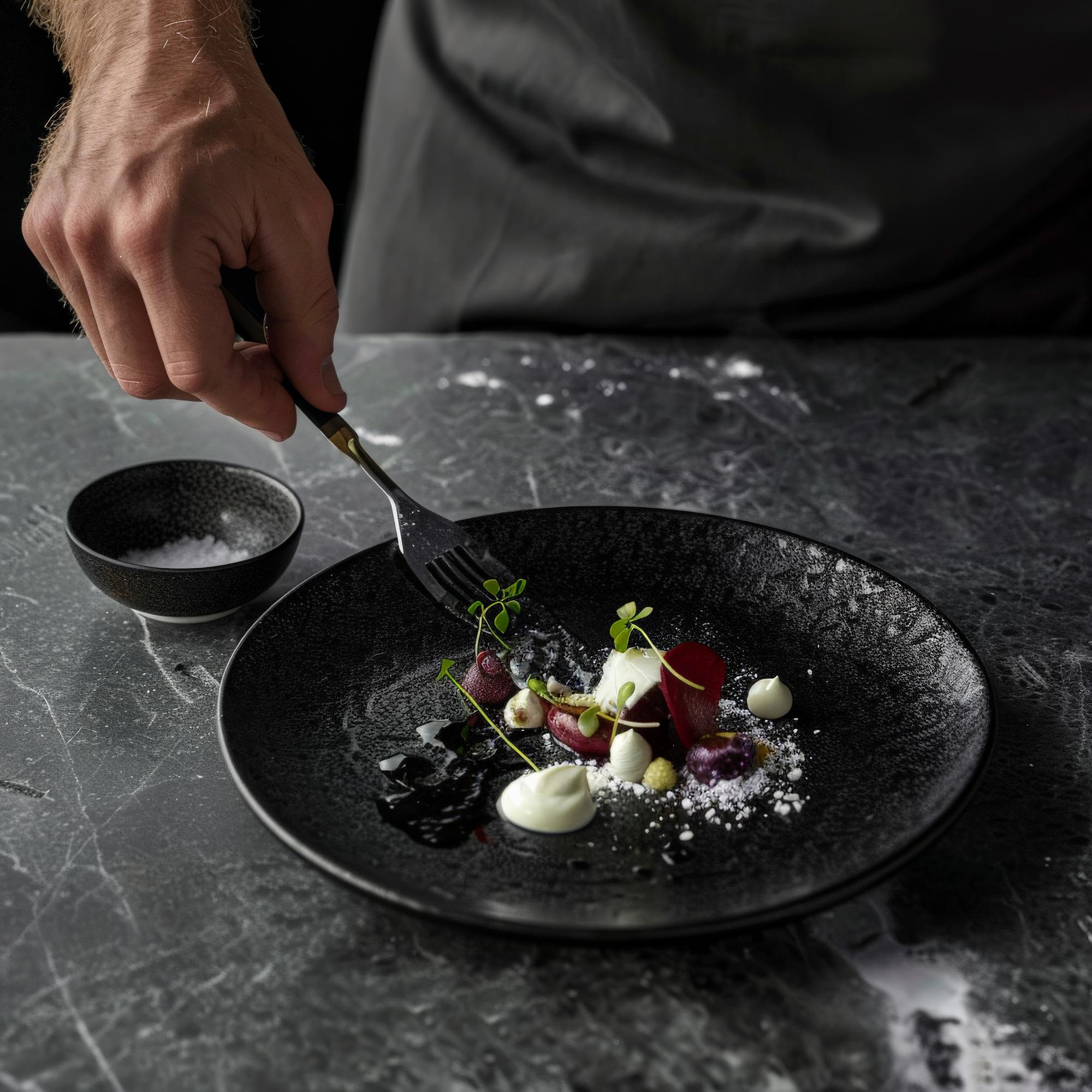 Chef che impiatta un piatto gourmet in cucina elegante