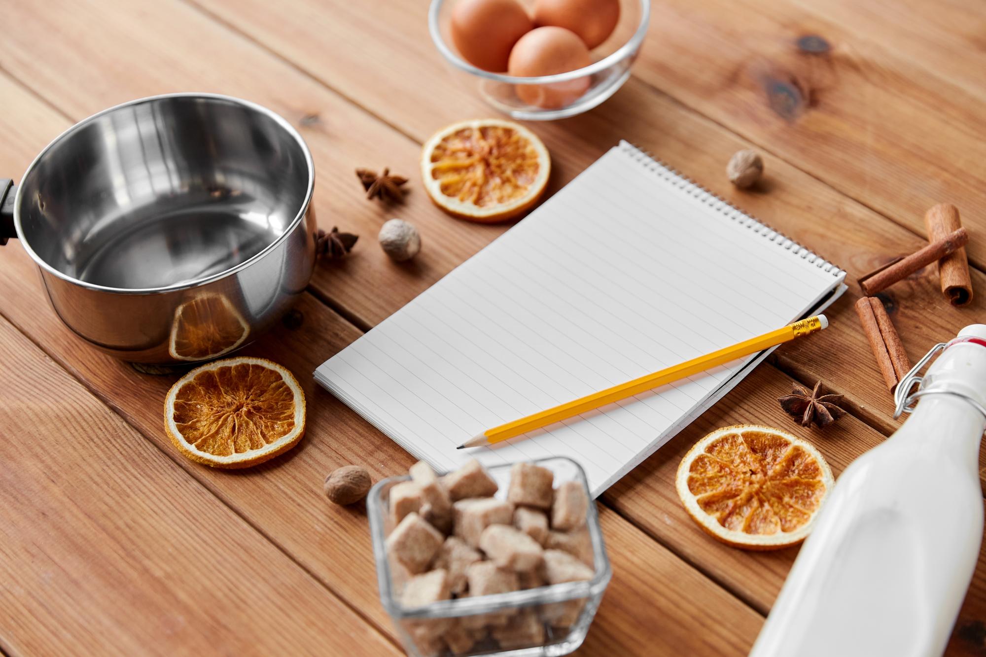 Notebook con appunti di ricette e utensili di cucina